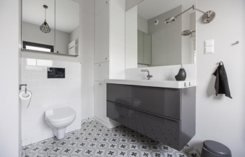 Luxus má dvě tváře. Koupelnové materiály, které si oblíbili architekti