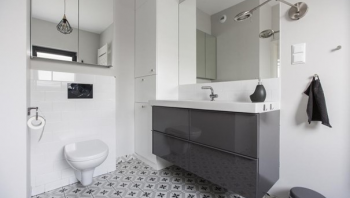 Luxus má dvě tváře. Koupelnové materiály, které si oblíbili architekti